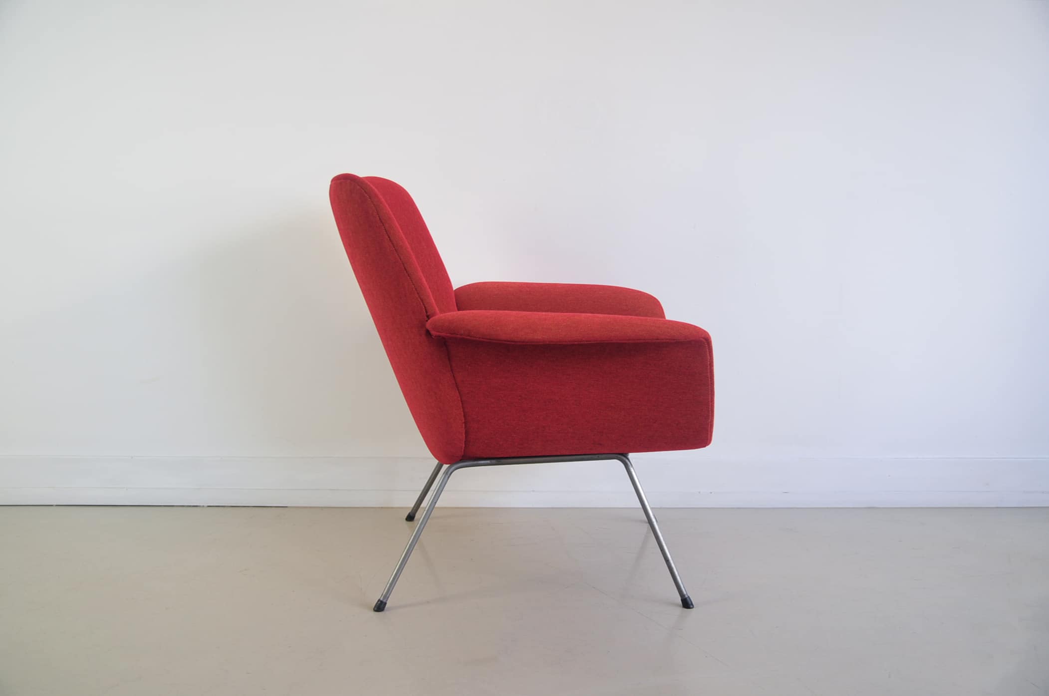 Rode Fauteuil Metalen Poten image 6