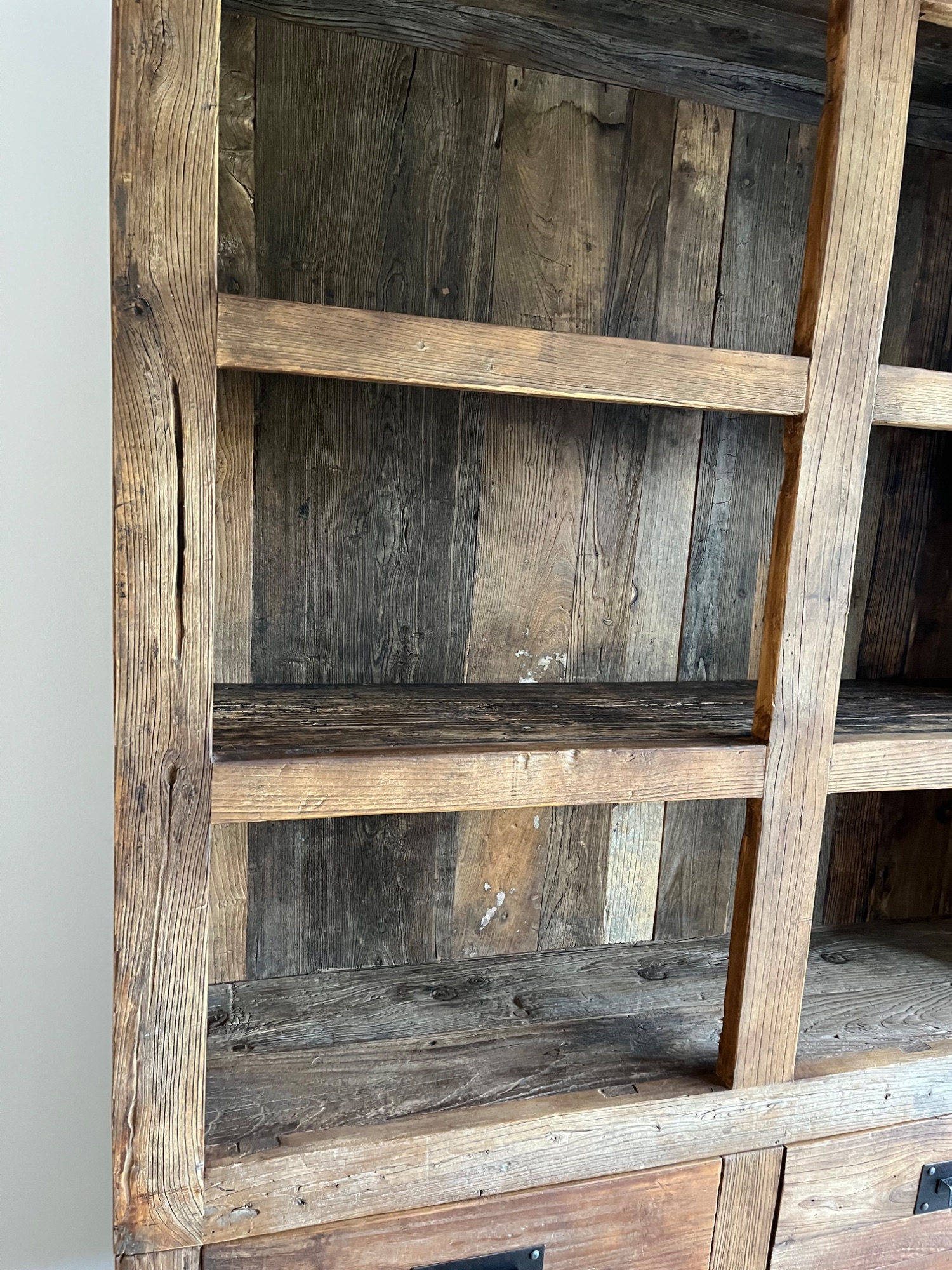 Unieke Kast Van Gerecycled Elmhout – Stoer, Robuust En Karaktervol image 7