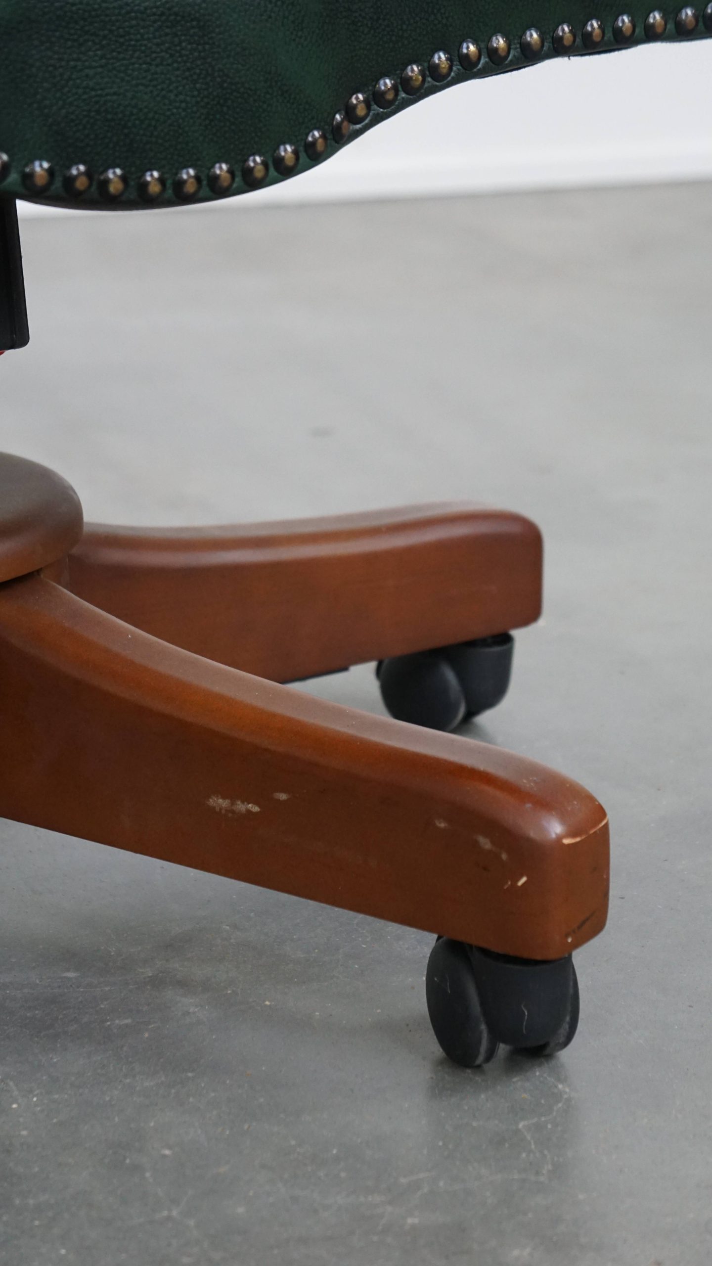 Stijlvolle Functionele Rundleren En Houten Donkergroene Chesterfield Bureaustoel Op Wieltjes image 16