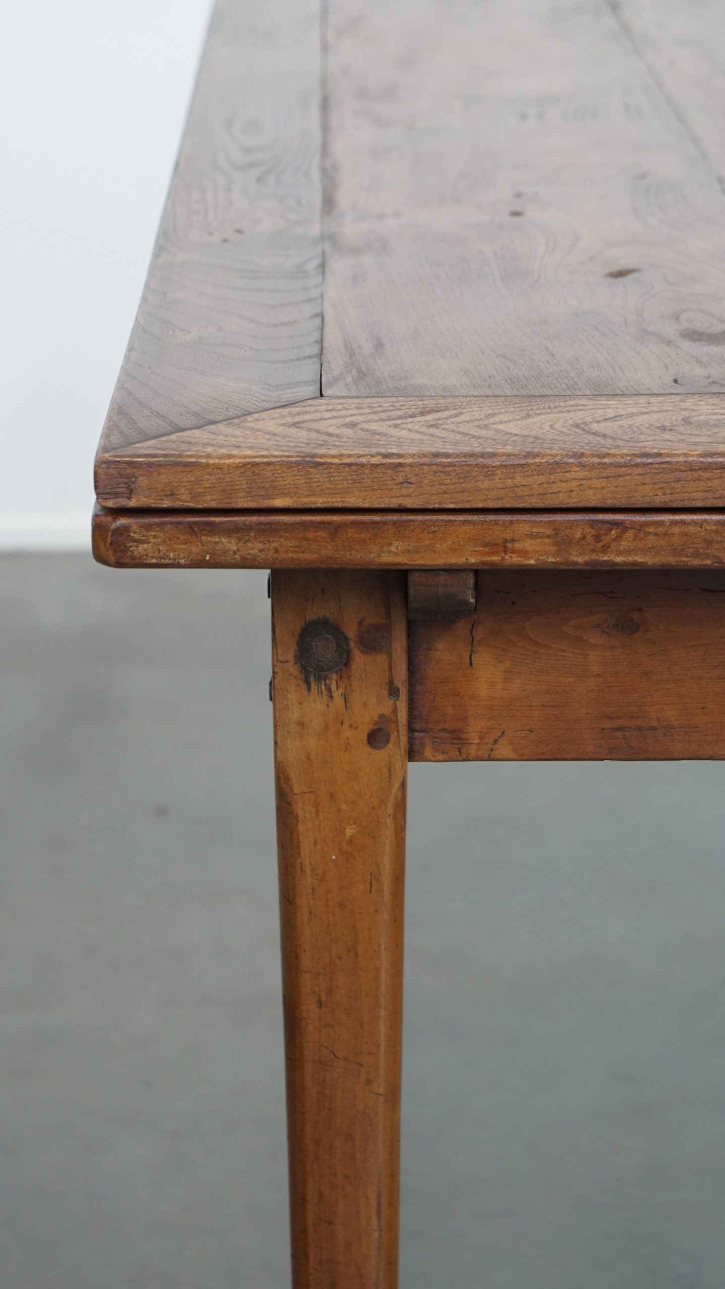 Functionele En Mooie Engelse Antieke Uitschuifbare Eettafel Van Iepen En Kersenhout image 4