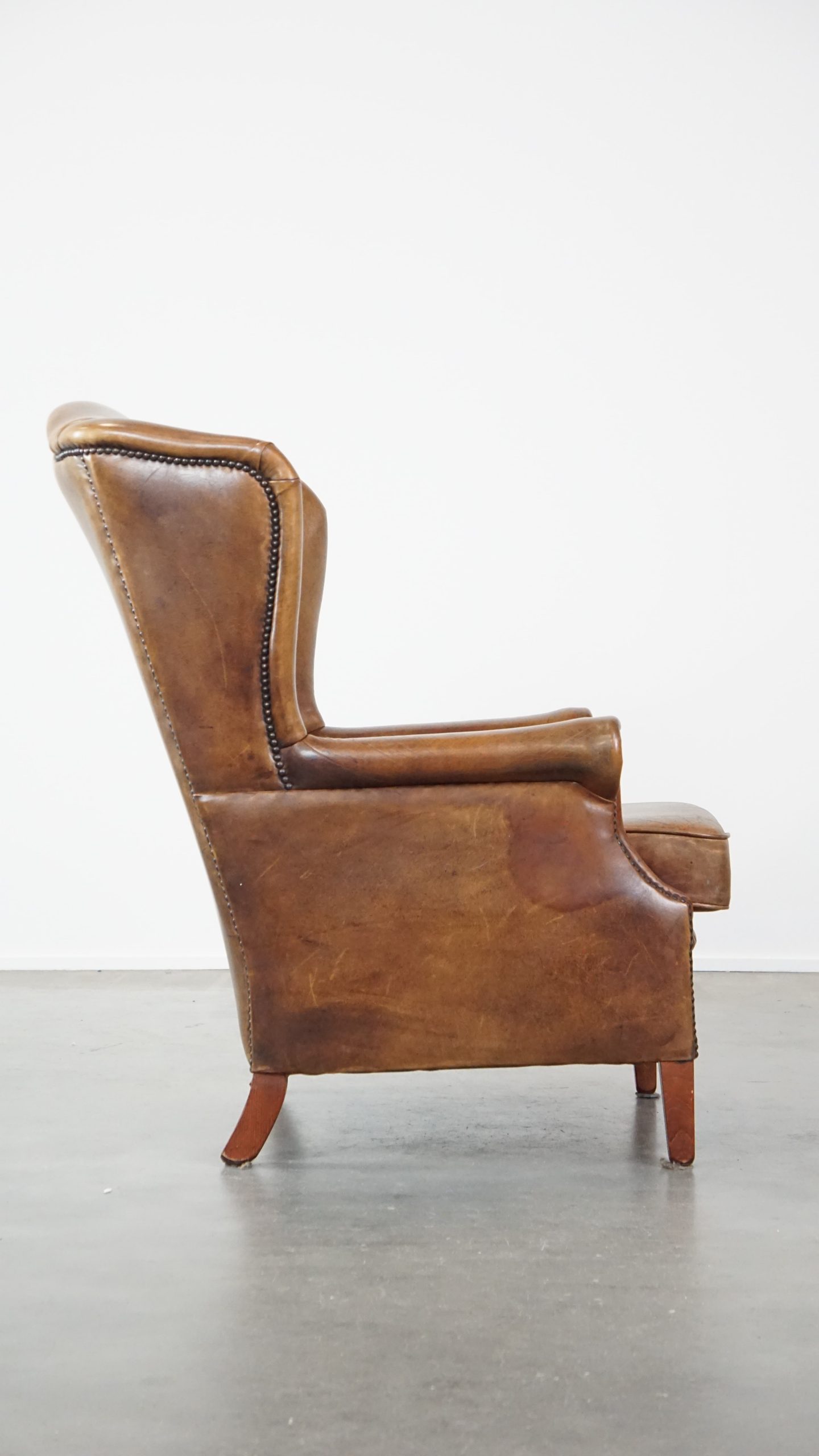 Charmante Schapenleren Oorfauteuil Met Een Mooi Patina En Een Goed Zitcomfort image 4