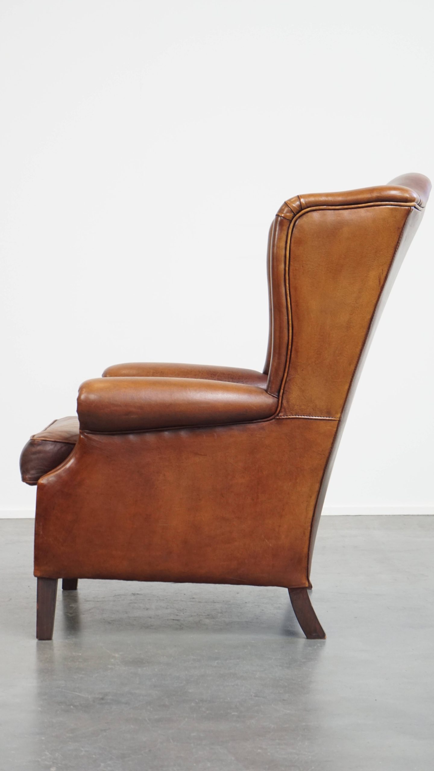 Comfortabele En In Goede Staat Verkerende Schapenleren Oorfauteuil Met Een Tijdloos Design image 2