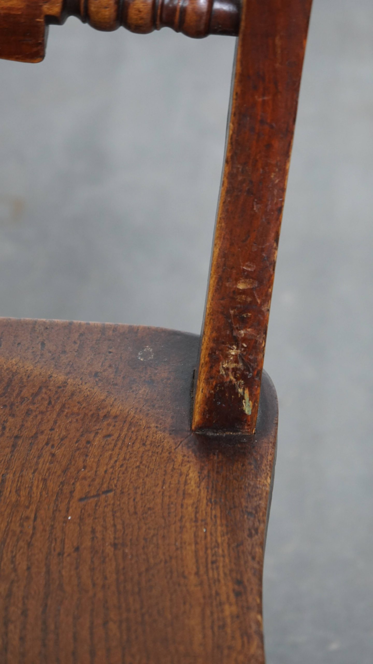 Elegante Set Van 2 Antieke Engelse Stoeltjes Met Mooi Houtwerk En Warme Kleuren image 12