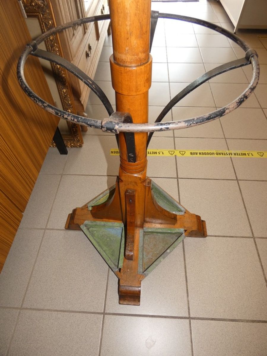 Zeldzame Café Kapstok Met Originele Zinken Bakjes. image 2