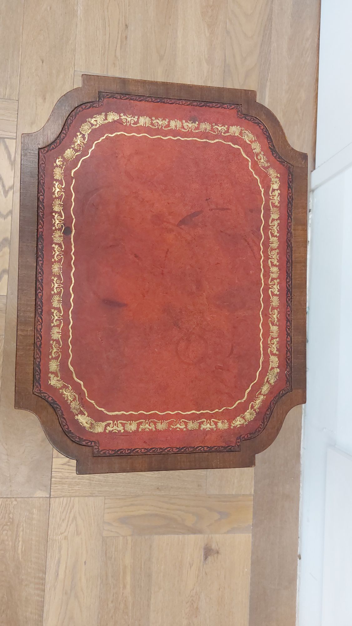 Bijzettafeltje Met Rood Leder Blad Met Goudkleurige Sierrand image 10