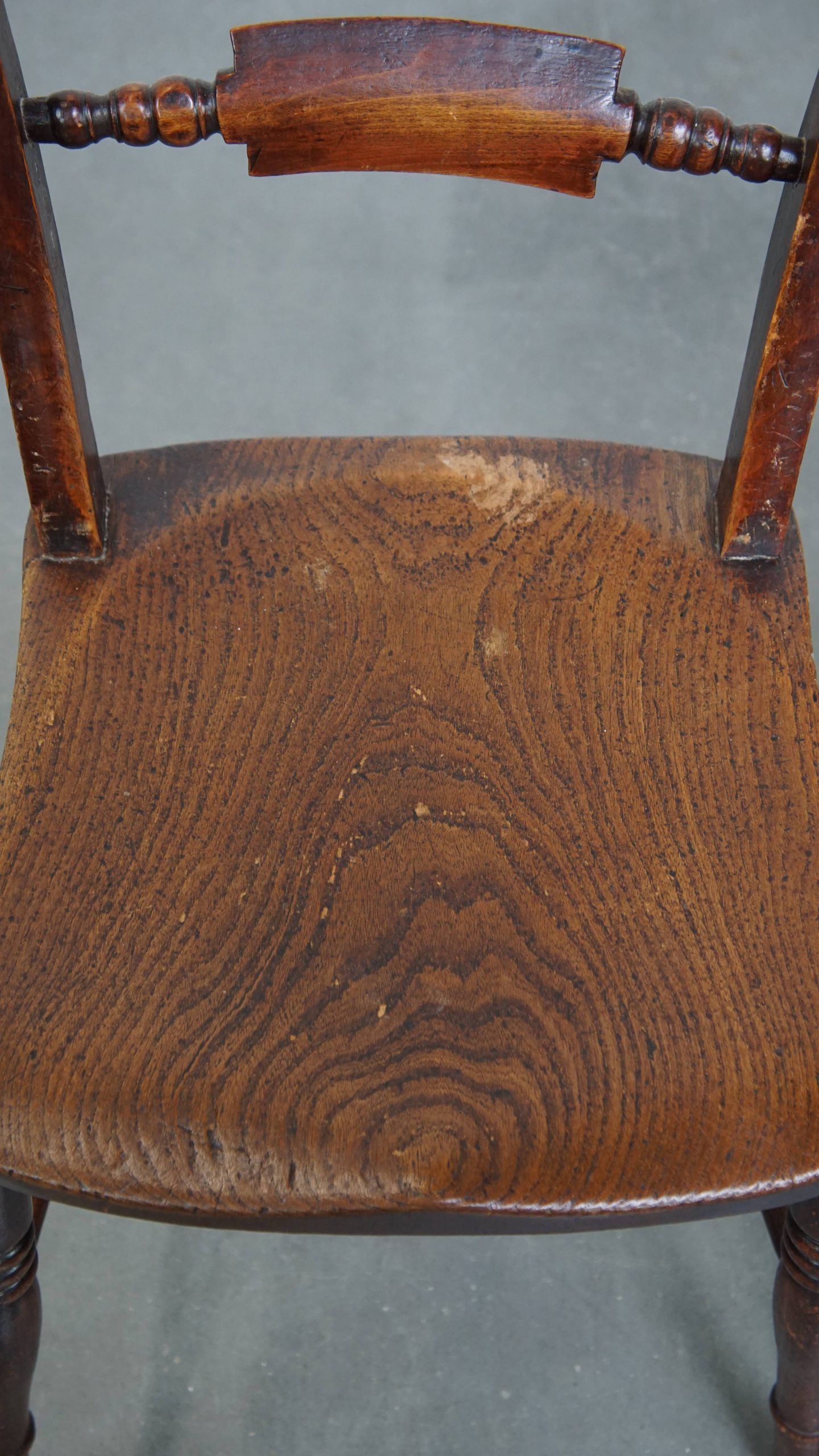Elegante Set Van 2 Antieke Engelse Stoeltjes Met Mooi Houtwerk En Warme Kleuren image 6