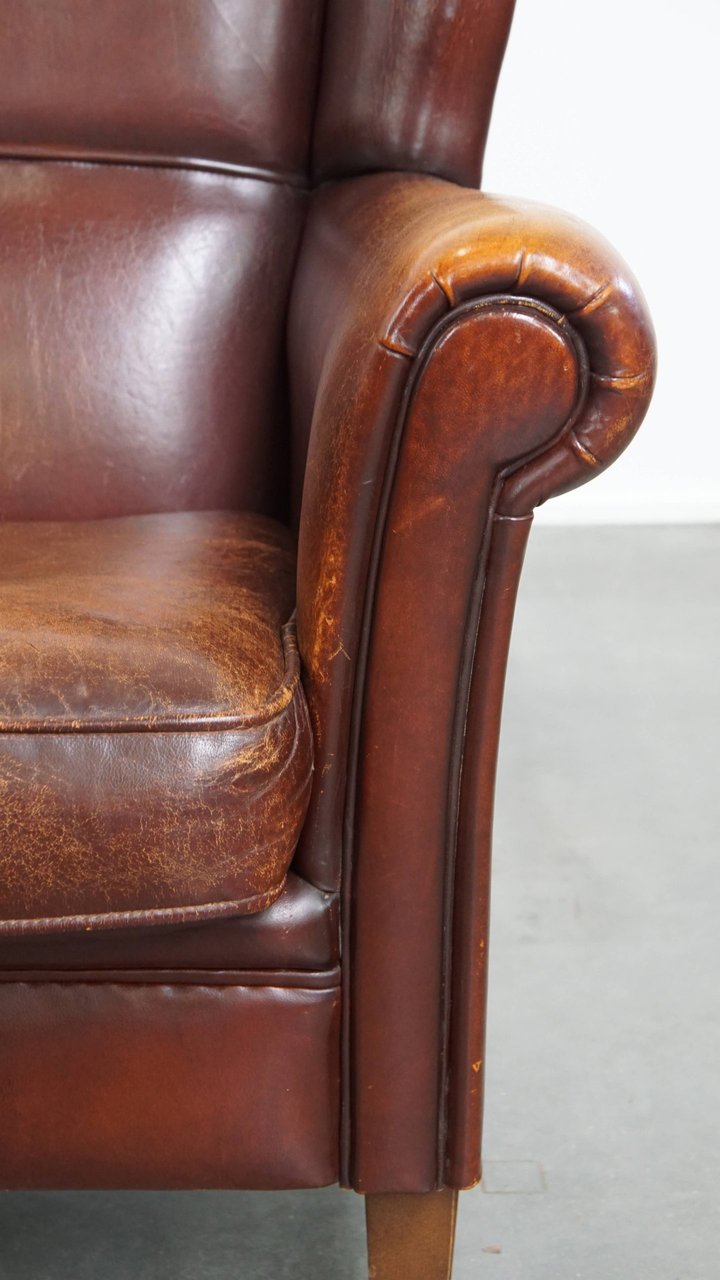 Karaktervolle Schapenleren Oorfauteuil Met Een Donkere Warme Kleurstelling En Een Prachtig Patina image 10