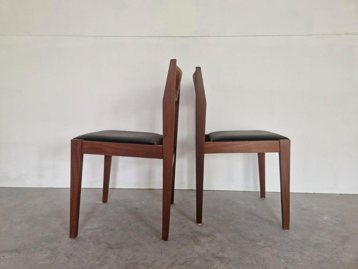 Een Paar Vintage Teakhouten Stoelen Met Zwart Skai Leer image 3