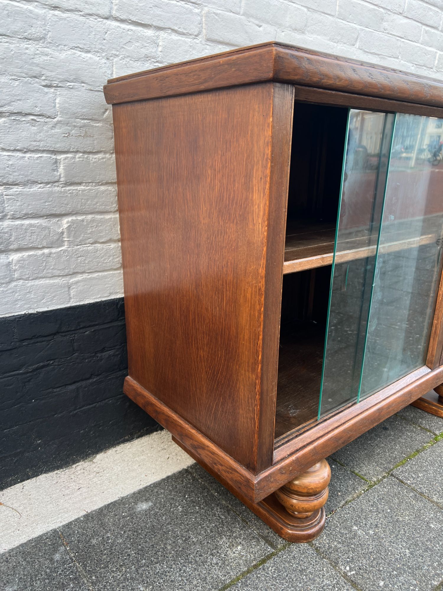 Oud Theekastje Met Glazen Schuifdeurtjes En Achter De Deur Nog 3 Lades, 100 Cm Breed image 12