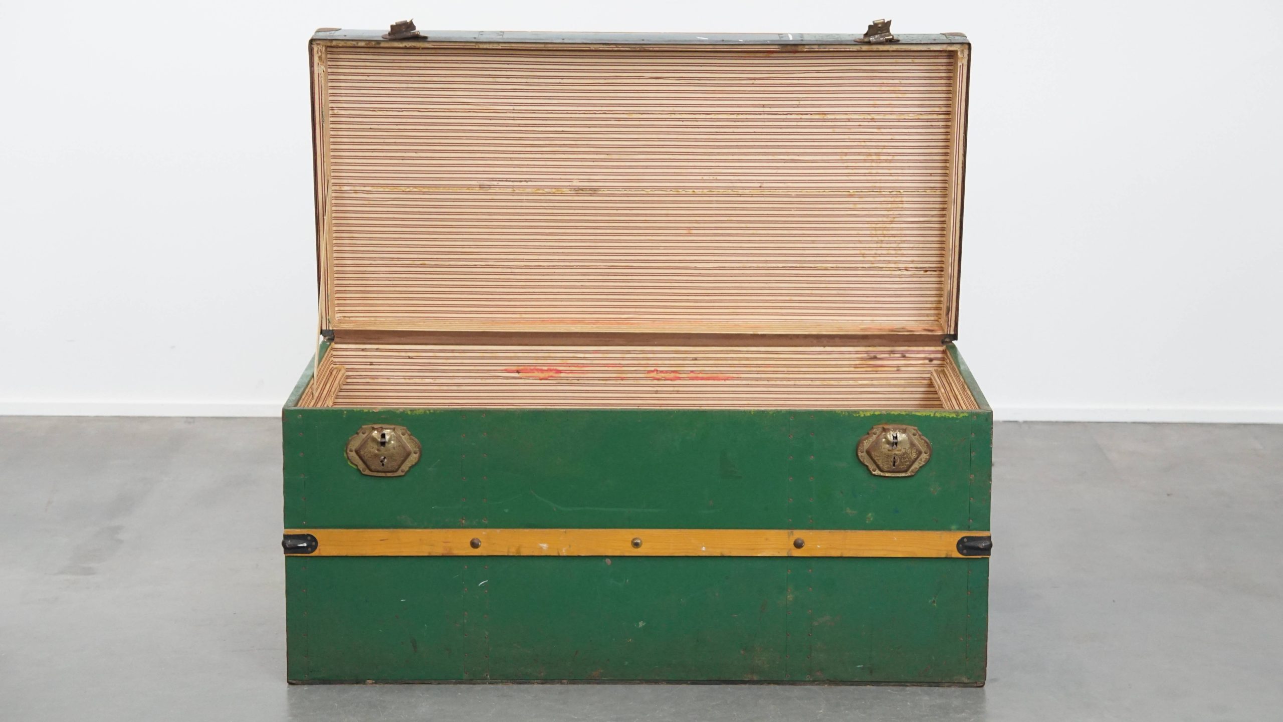 Grote Originele Antieke Reiskist/ Salontafel Uit Begin 1900 Met Handvaten En Opvallende Kleuren image 5
