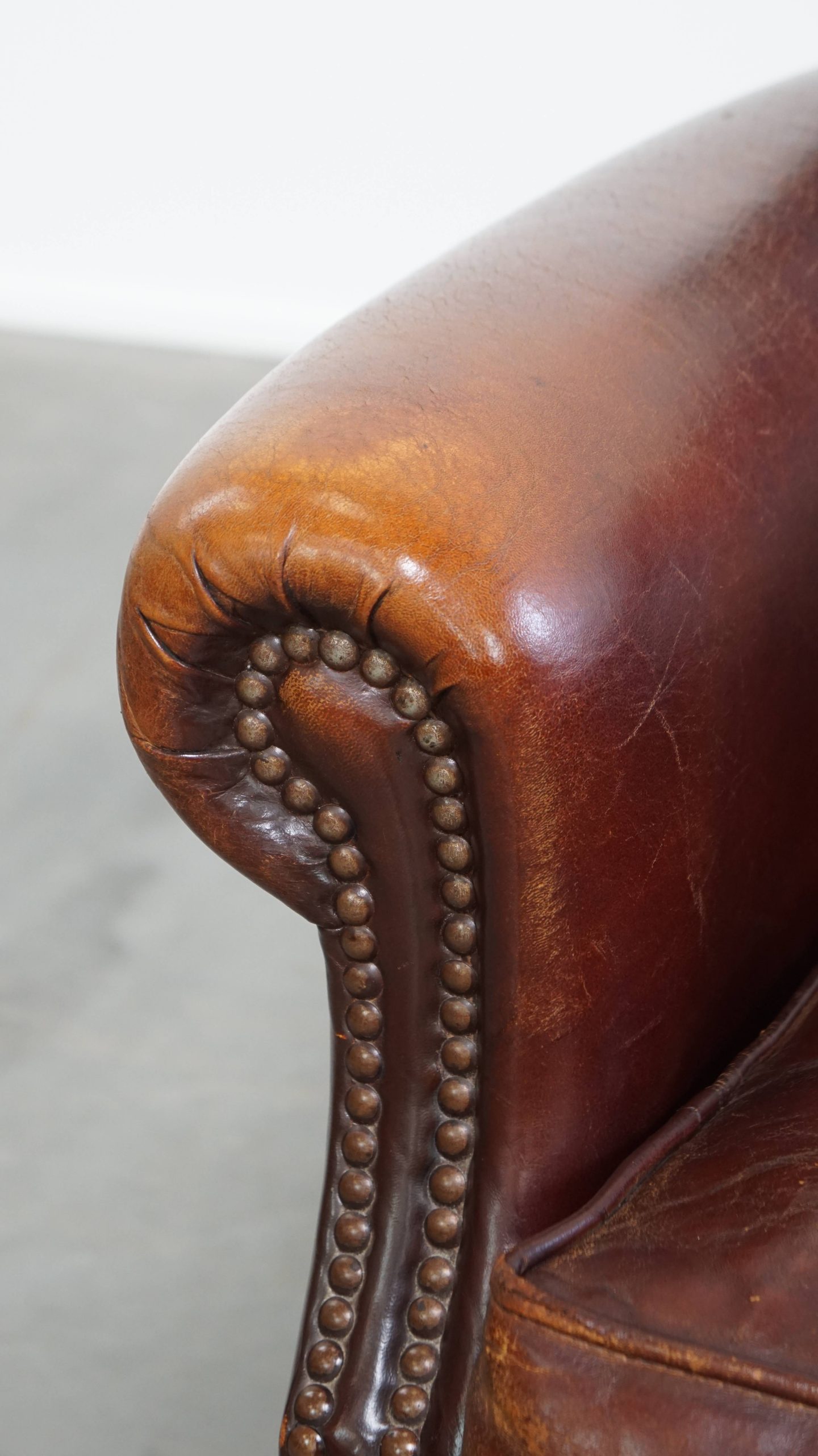 Vintage Karaktervolle Fauteuil Gemaakt Van Schapenleer Met Een Prachtige Warme Kleurstelling image 11