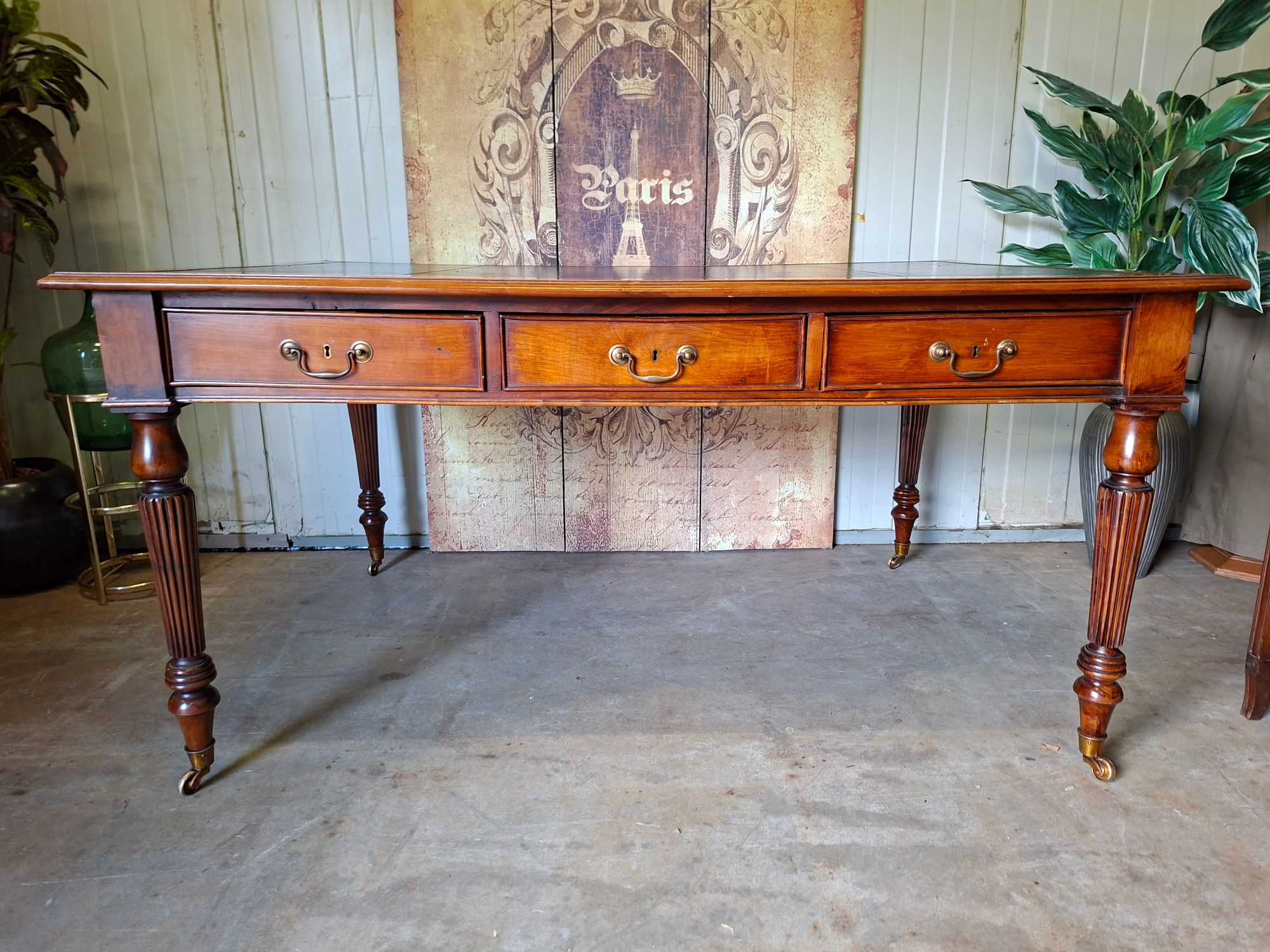 Klassieke Engelse Schrijftafel, Partnerdesk, Dubbelzijdig Lichte Leeftijdsgebonden Gebruikssporen, Afm. 160x90cm En 80cm Hoog. image 2