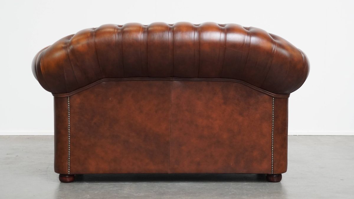 Mooie En Complete Set Van Een 2,5 Zits En 2 Zits Bruine Engelse Rundleren Chesterfield Bank image 4