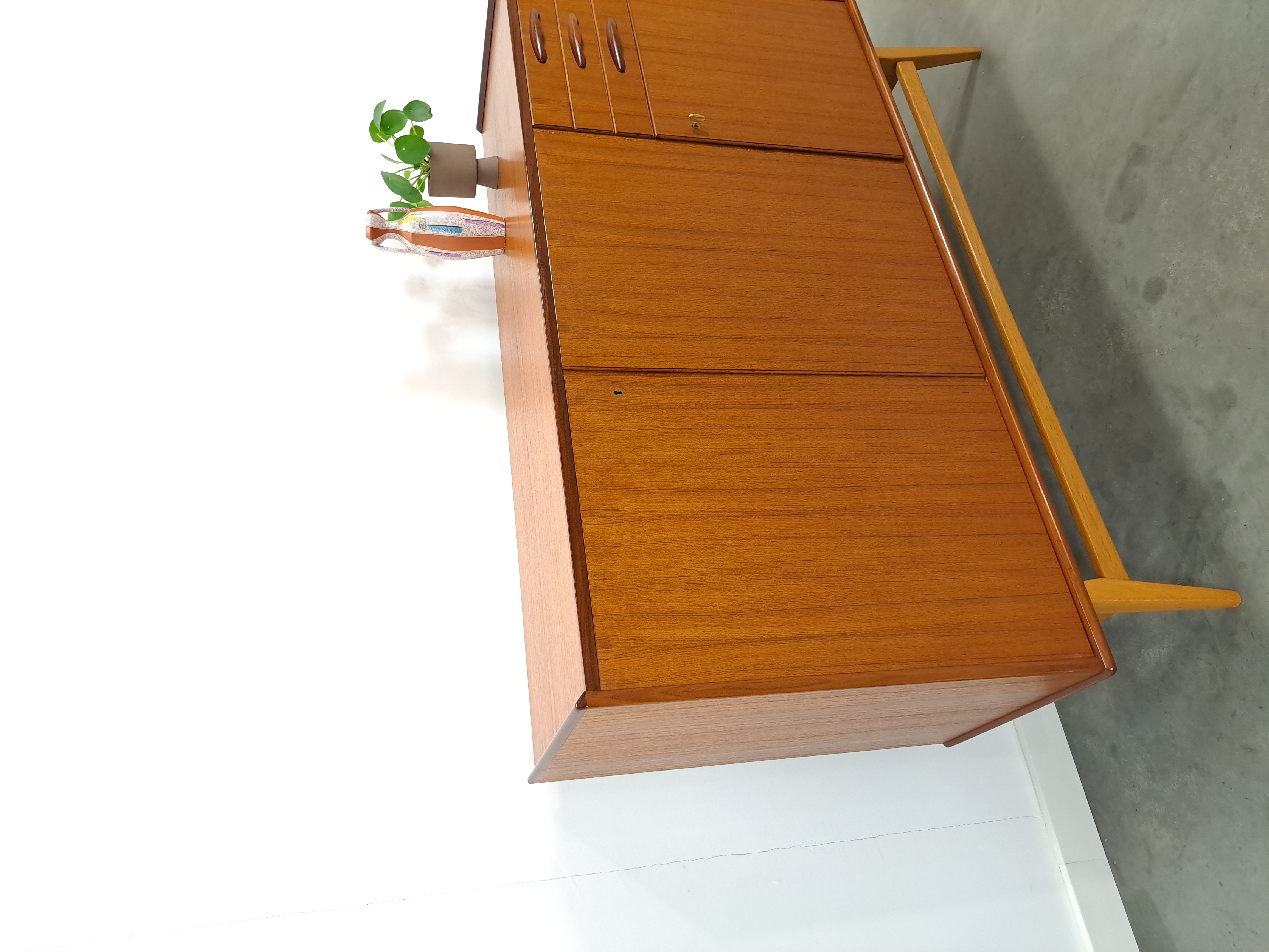 Teak Kast Met Schuine Poten En Lades Uit Zweden image 5
