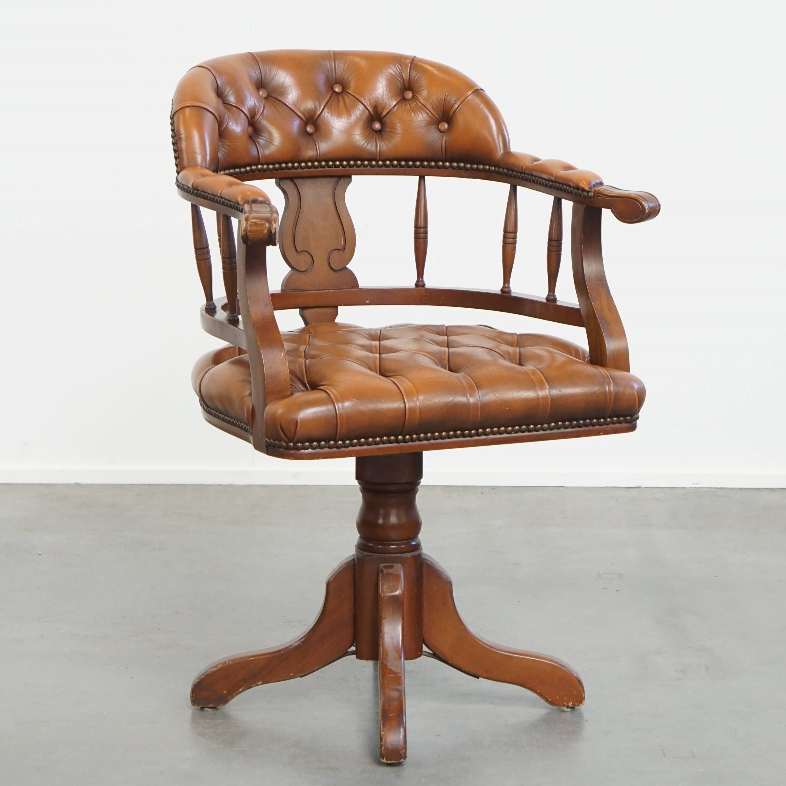Klassieke Rundleren En Houten Chesterfield Bureaustoel In Engelse Stijl, Afgewerkt Met Siernagels image 2