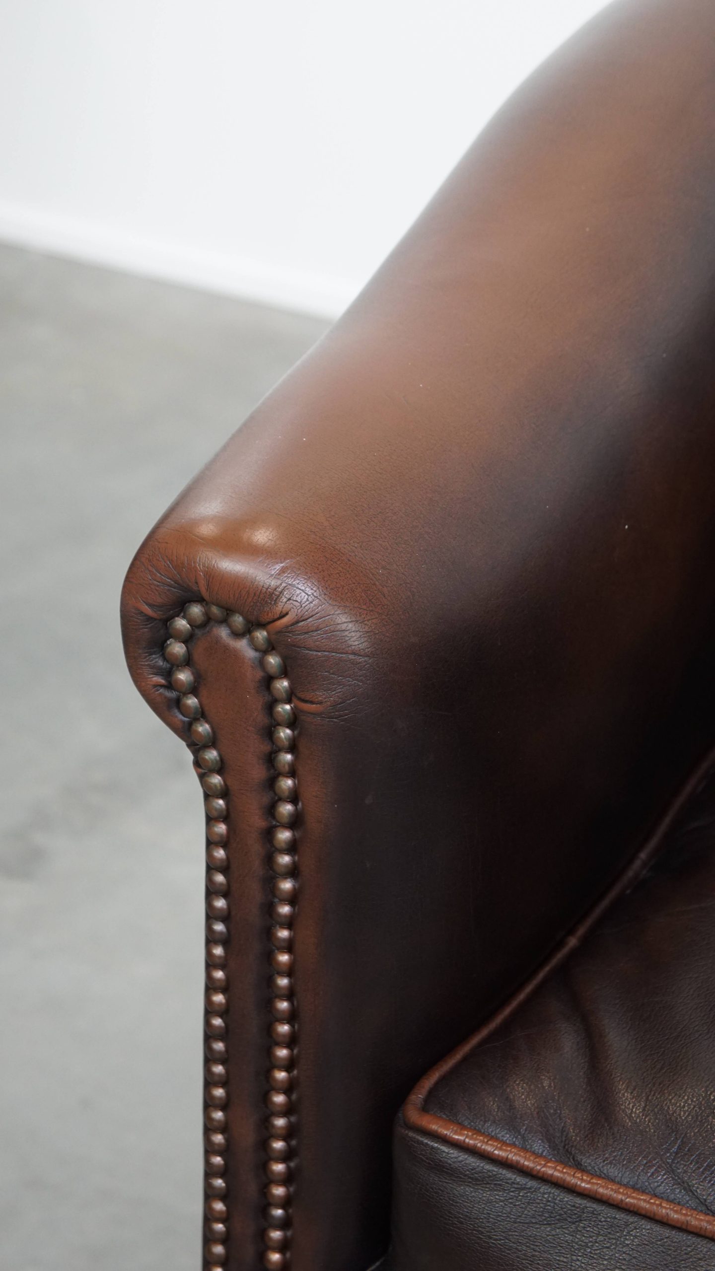 Elegante En Comfortabele Rundleren Clubfauteuil In Engelse Stijl In Een Mooie Donkere Kleur image 11