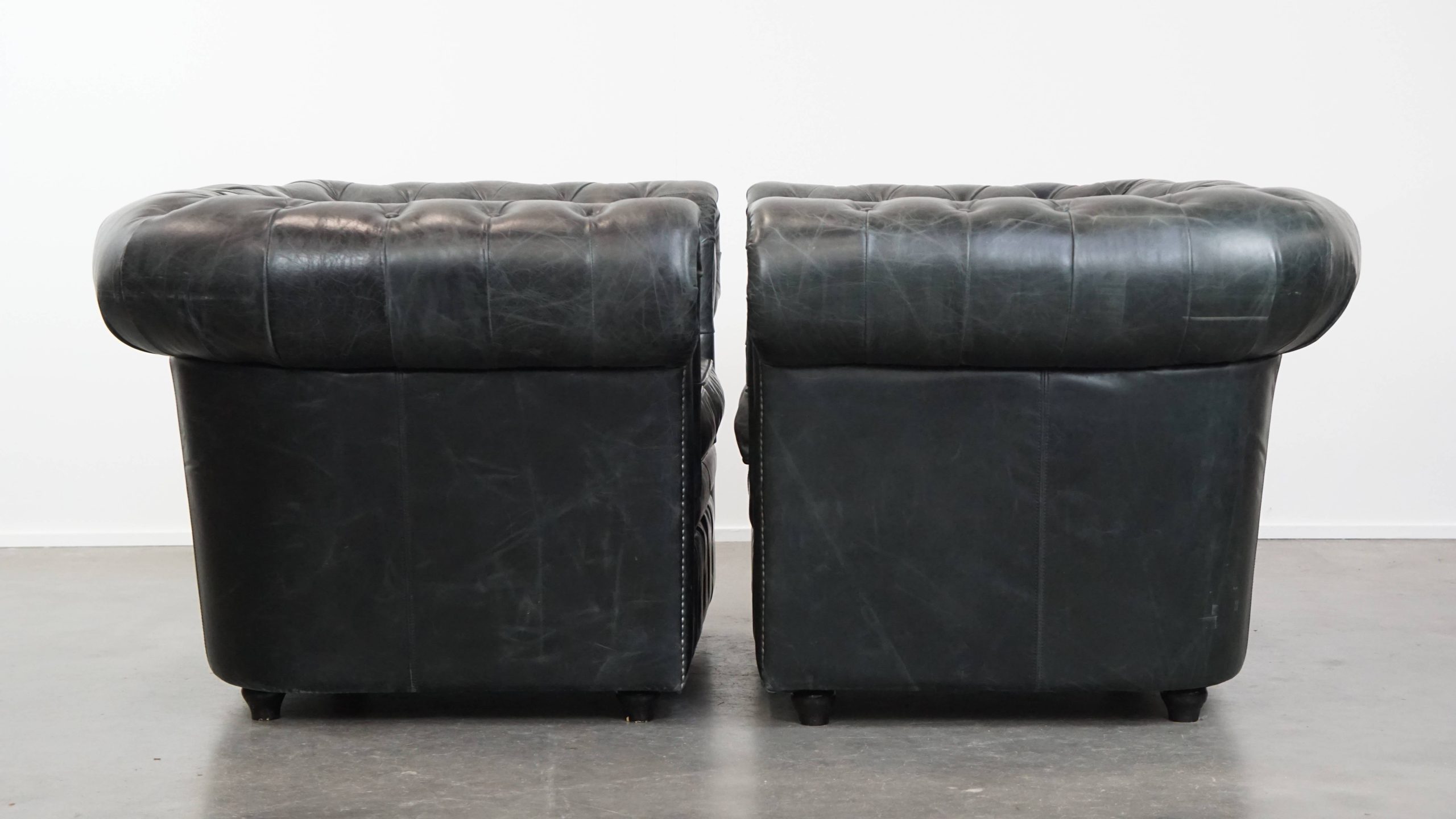 Tijdloze En Klassieke Set Ruime Zwarte Chesterfield Fauteuils Van Karaktervol Generfd Rundleer image 3