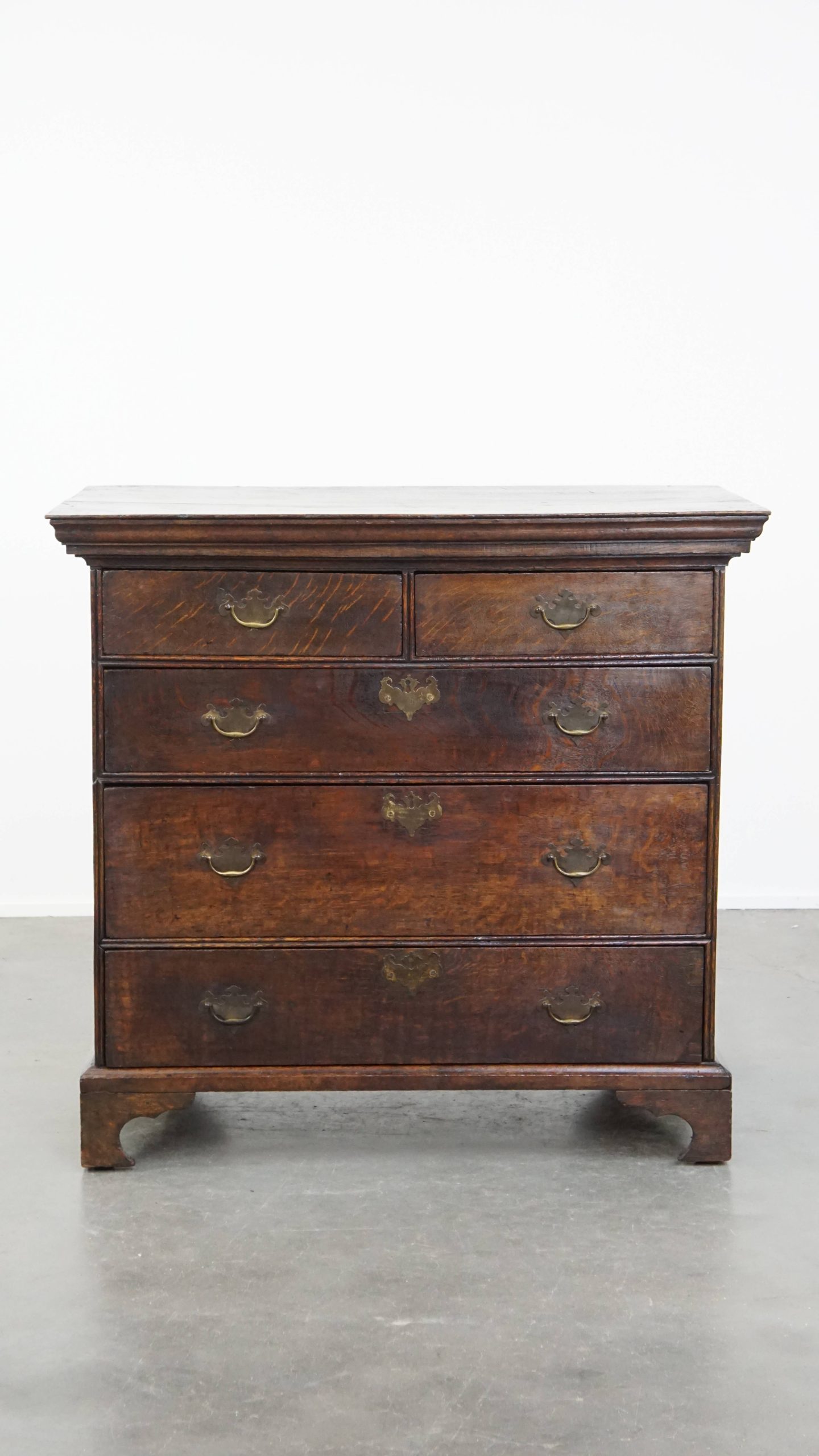 Elegante Vroeg 18e Eeuwse Antieke Engelse Ladekast/ Commode Gemaakt Van Eikenhout Met 5 Lades image 3