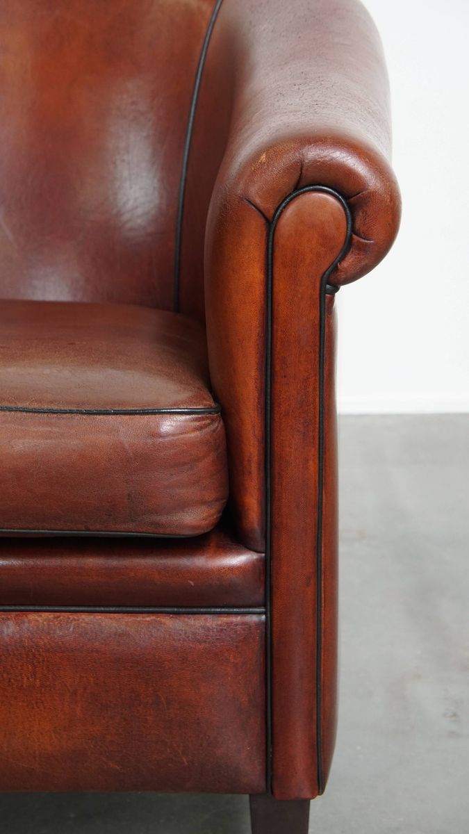 Mooie Tijdloze Schapenleren Clubfauteuil In Een Warme Diepe Kleur En Afgewerkt Met Zwarte Biezen image 9