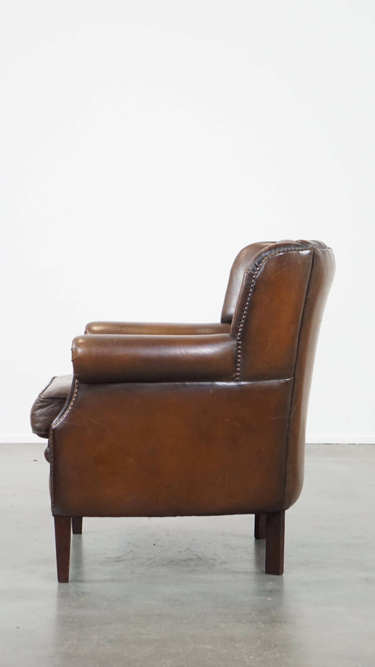Subtiele, Prachtig Gekleurde Schapenleren Fauteuil Met Een Uniek Design Afgewerkt Met Siernagels image 6