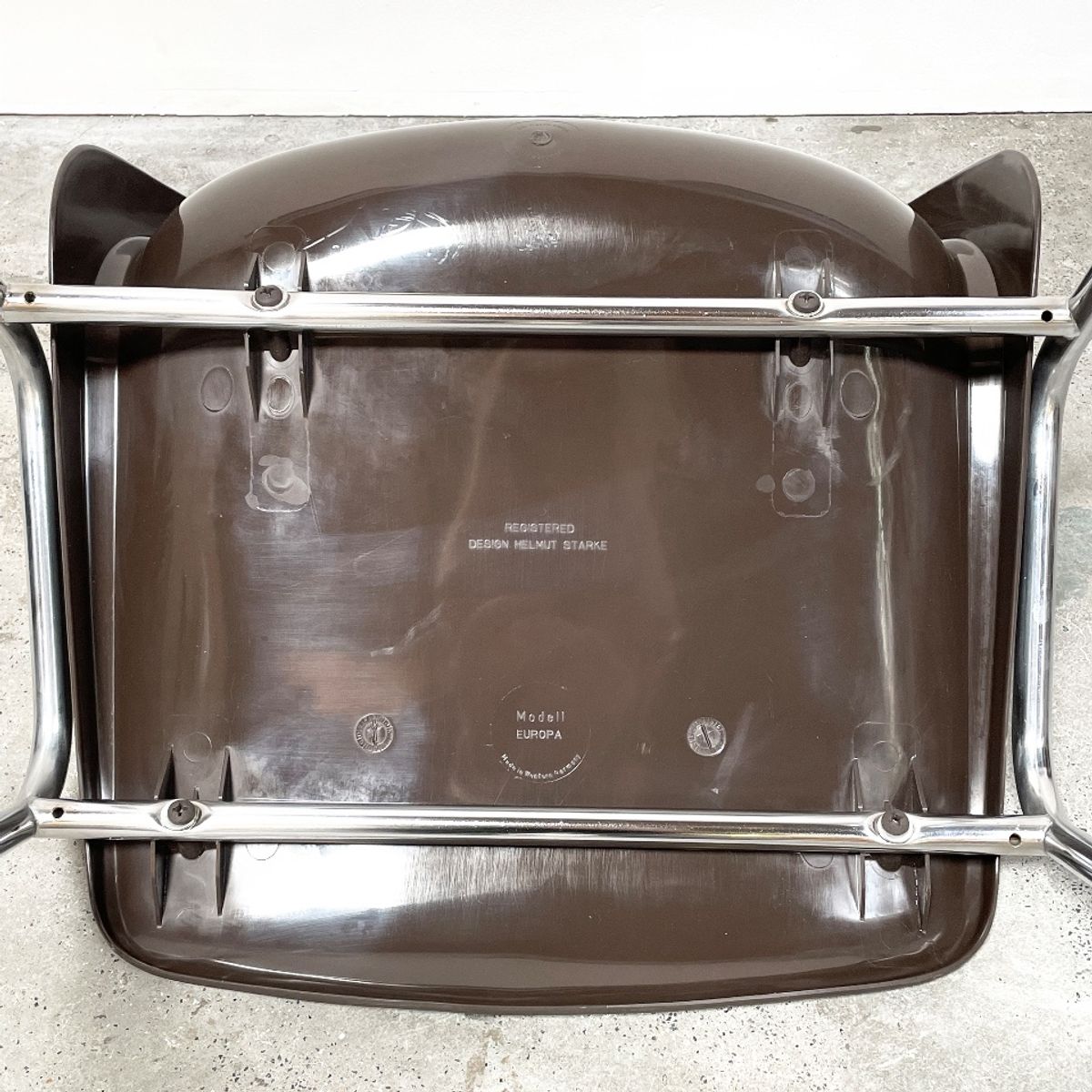 Vintage Helmut Starke Stapelbare Kuip Stoelen, High Gloss Bruin. image 7