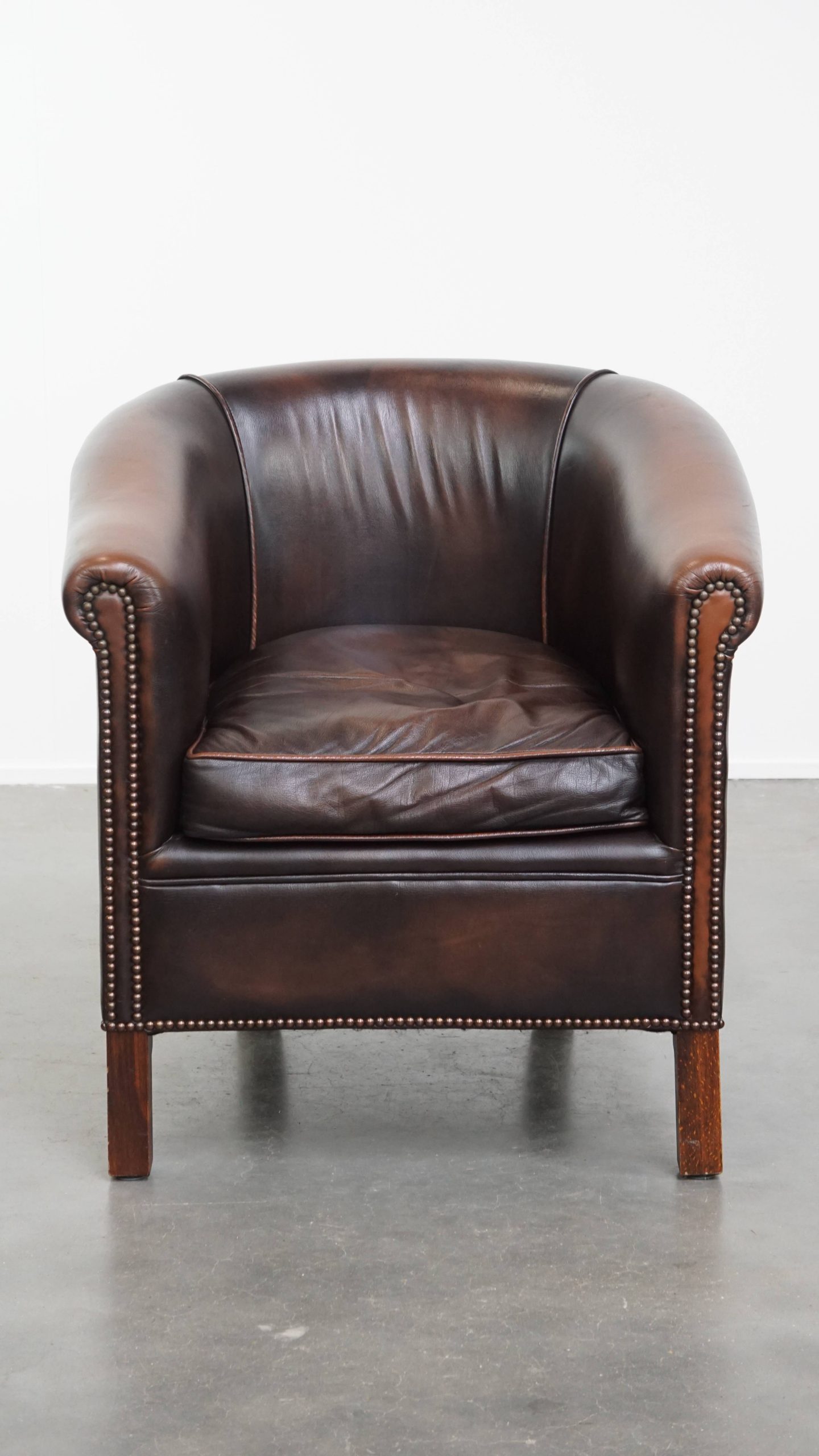 Elegante En Comfortabele Rundleren Clubfauteuil In Engelse Stijl In Een Mooie Donkere Kleur image 3