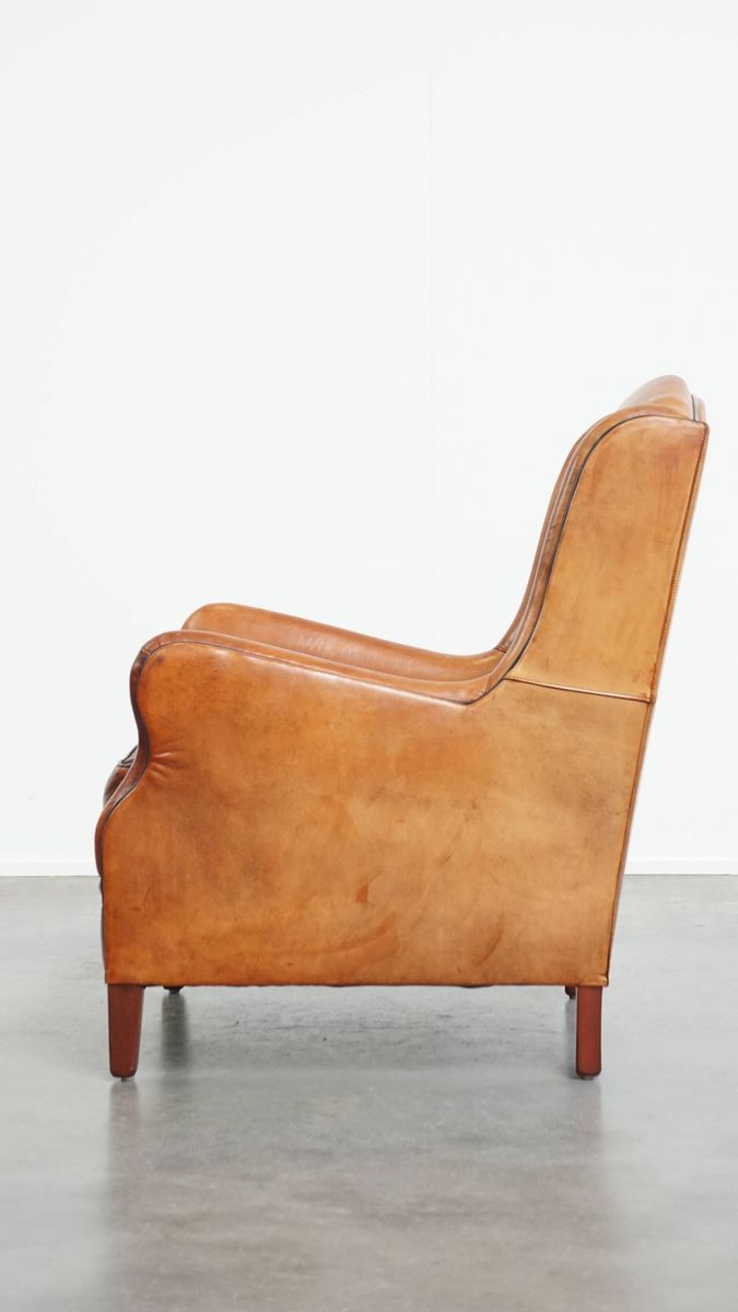 Luxe En Comfortabele Schapenleren Armchair Met Hoge Rug, Zwarte Biezen En Een Tijdloos Design image 5