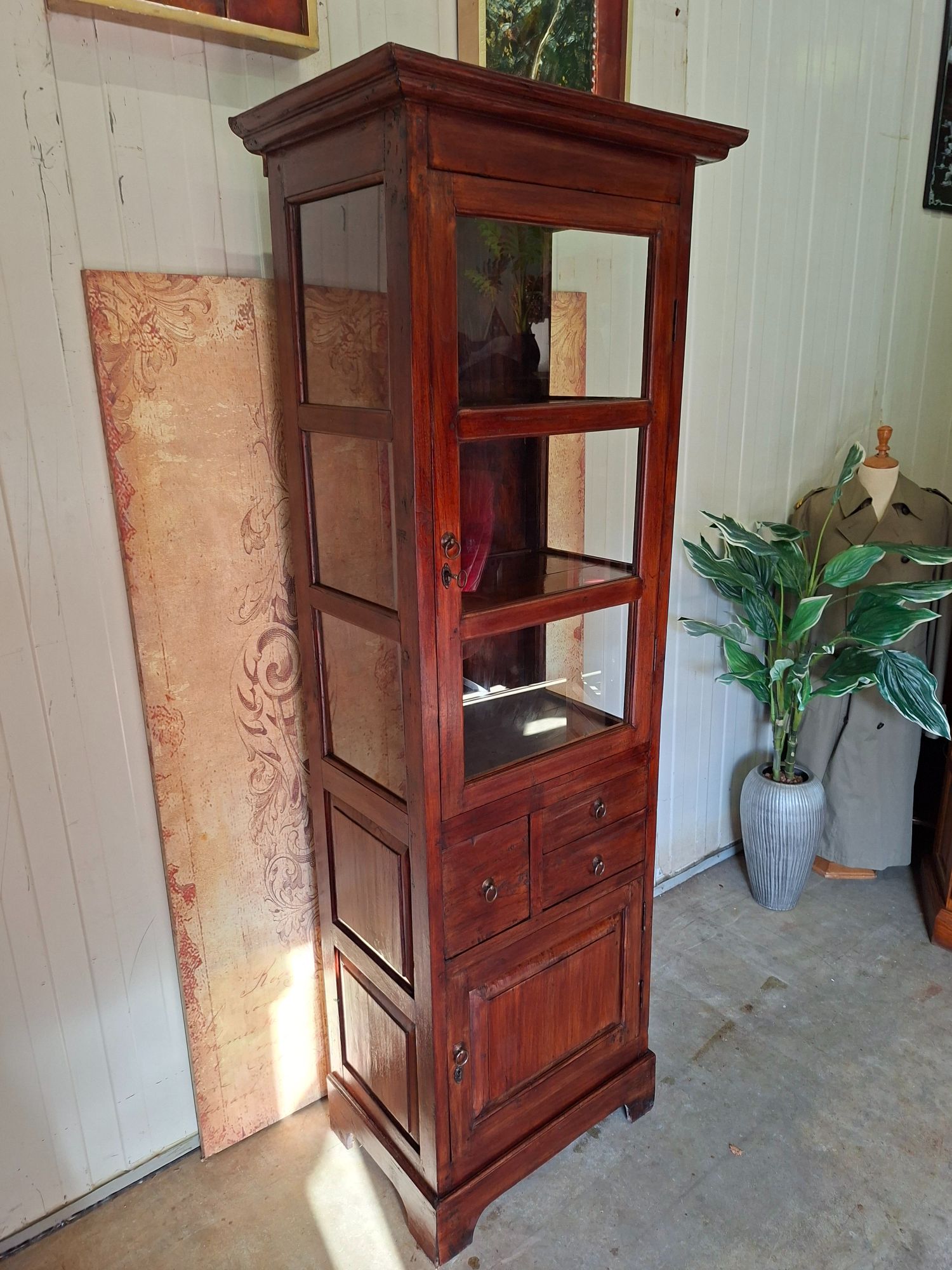 Koloniale Teakhouten Vitrinekast. Servieskast, Leuk Te Gebruiken Als Whiskeybar, Wijnkast Afm. 71x48cm En 202cm Hoog. image 4