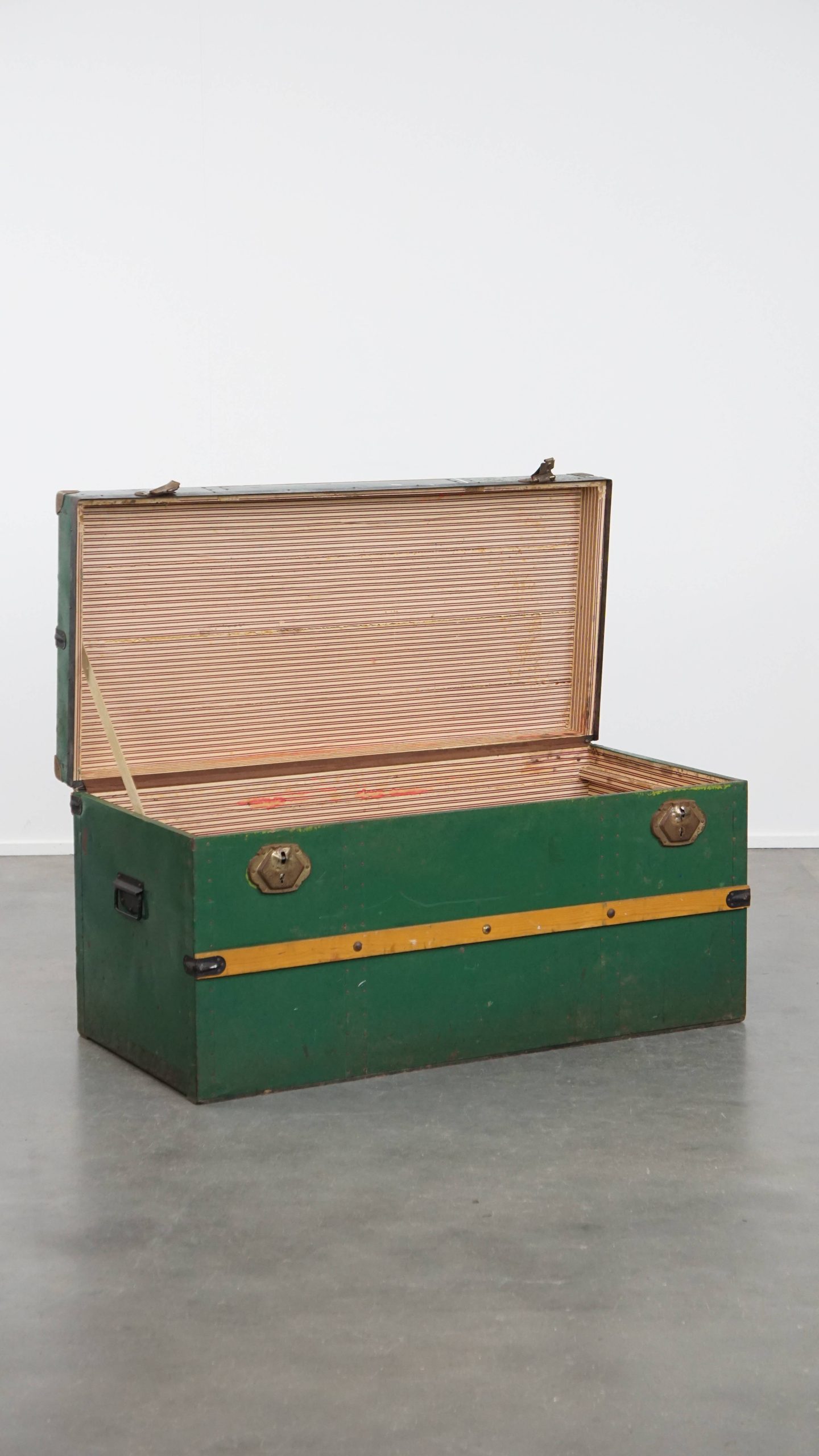 Grote Originele Antieke Reiskist/ Salontafel Uit Begin 1900 Met Handvaten En Opvallende Kleuren image 3