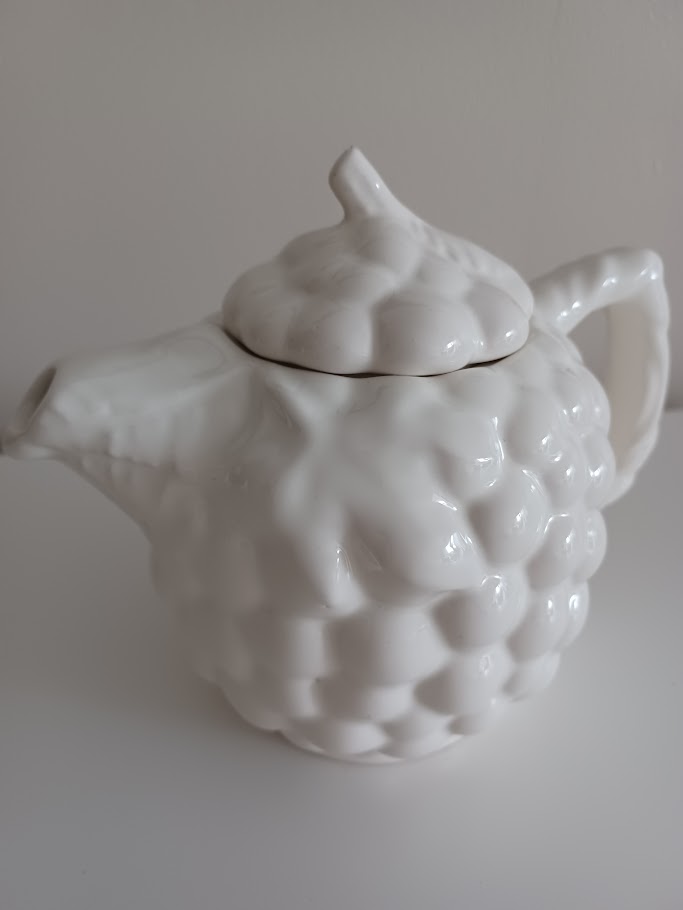 Kannetje, Tros Druiven. Wit, Geglazuurd, Barbotine Aardewerk. image 8