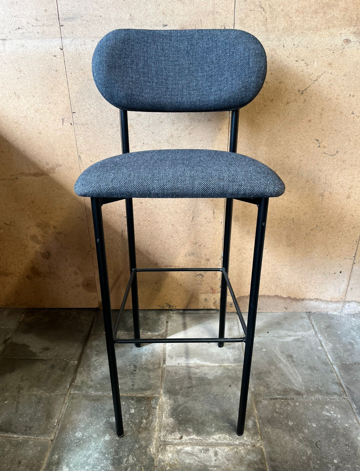 Studio Henk Oblique Barkruk 77 Zwart Met Beklede Rug, Donkergrijs image 2