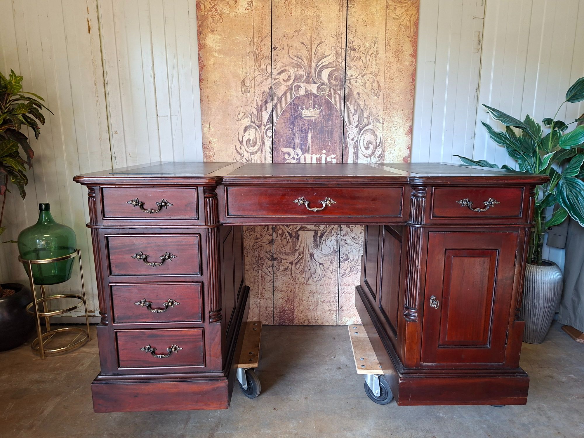 Klassieke Engels Dubbelzijdig Bureau, Schrijftafel, Partnerdesk Kast Afm.150x90cm En 80cm Hoog. image 2
