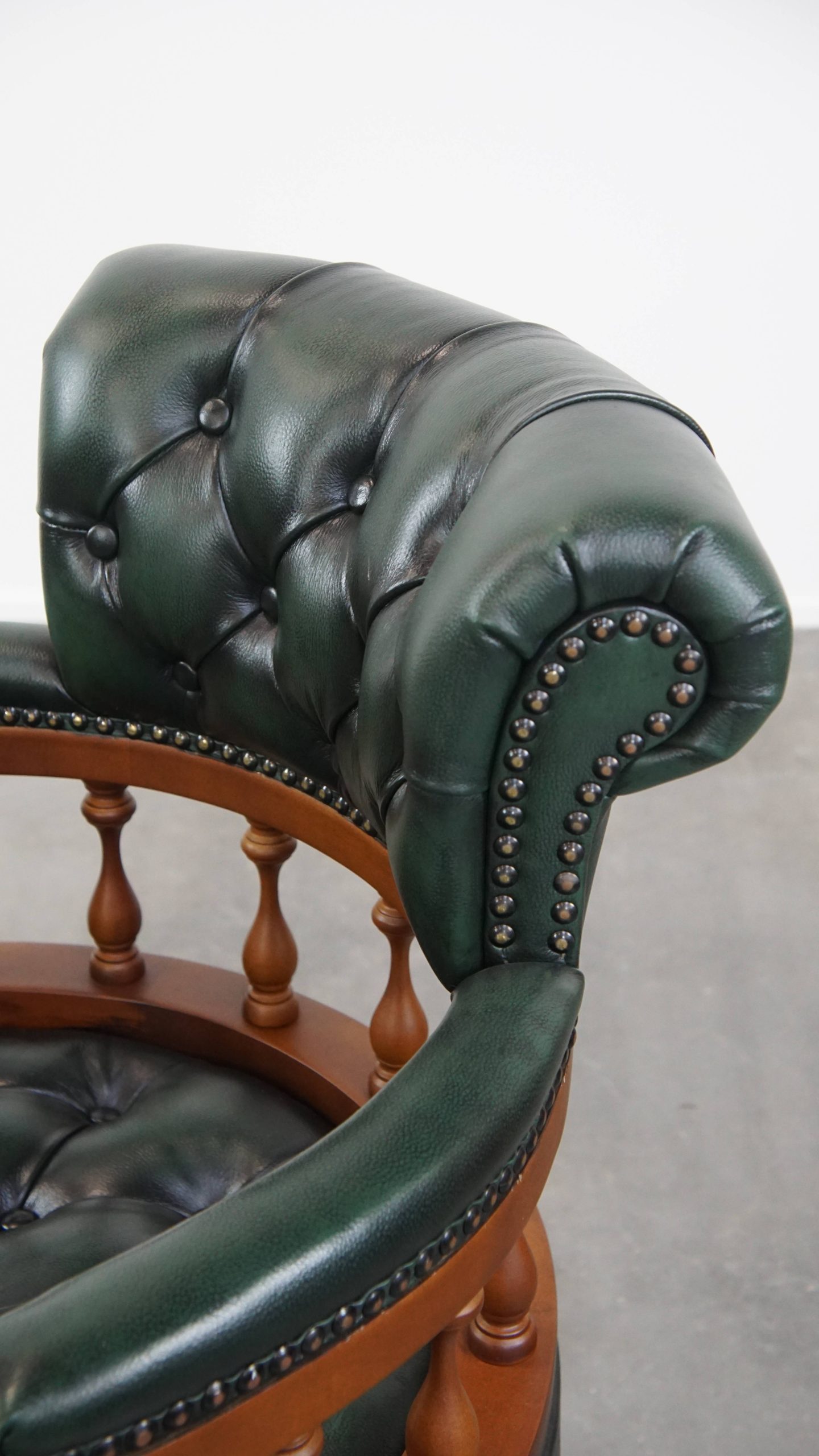 Stijlvolle Functionele Rundleren En Houten Donkergroene Chesterfield Bureaustoel Op Wieltjes image 10