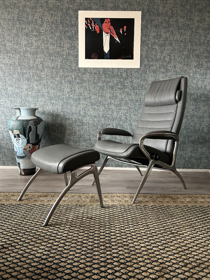 Bekijk Stressless James Reclining Chair & Ottoman op Reliving