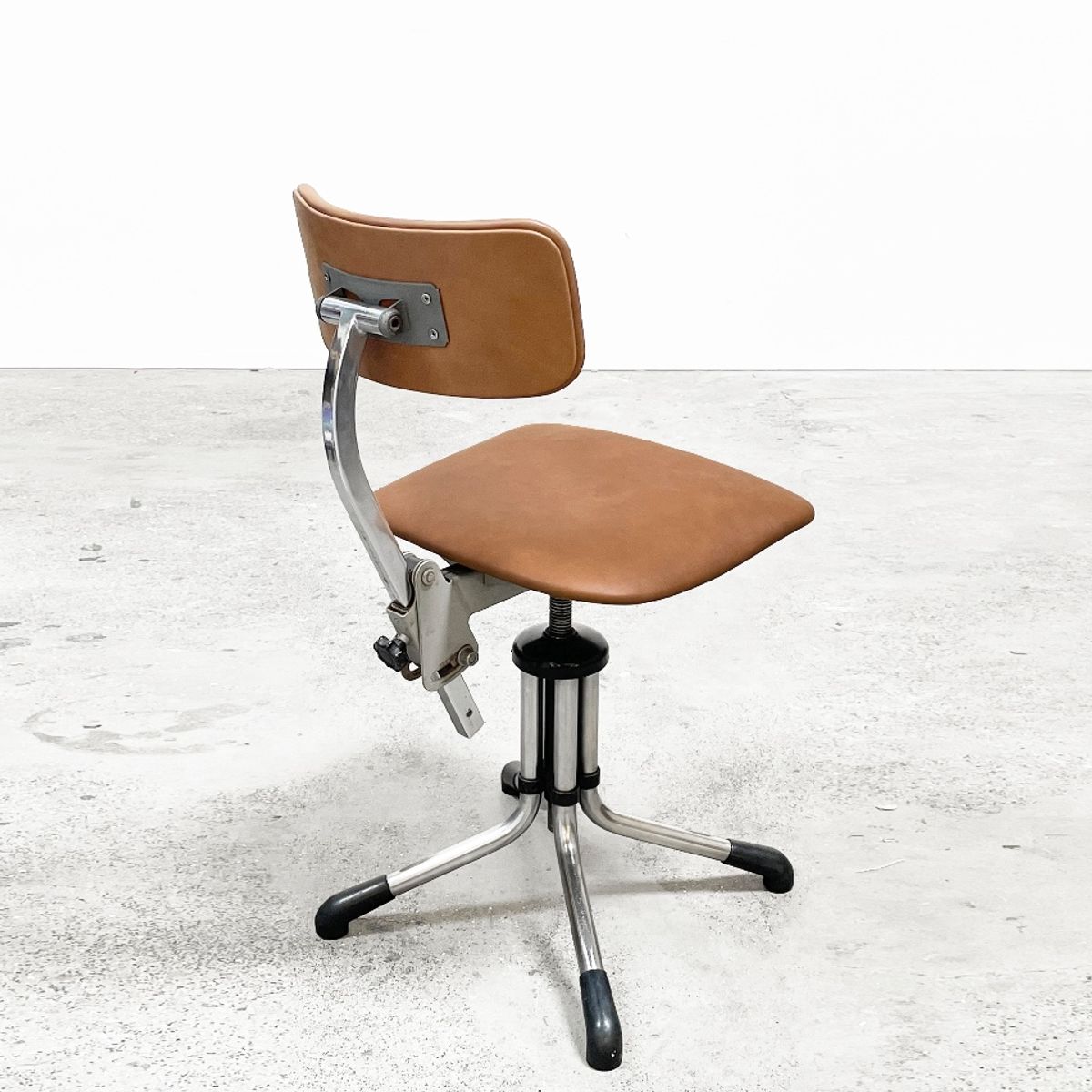 Vintage Gispen Bureaustoel Opnieuw Bekleed Met Leer. image 4