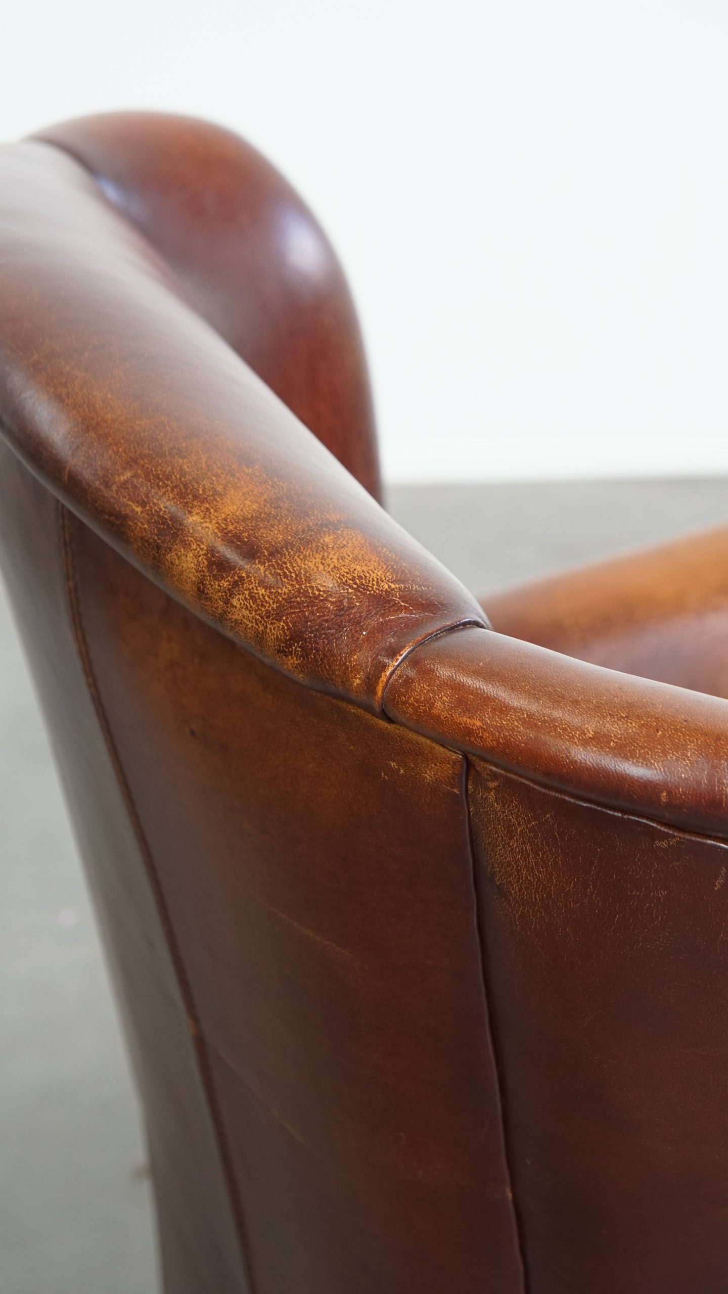 Karaktervolle Schapenleren Oorfauteuil Met Een Donkere Warme Kleurstelling En Een Prachtig Patina image 16