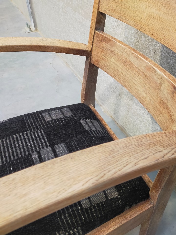Houten Armstoel Met Stoffen Zitting image 6