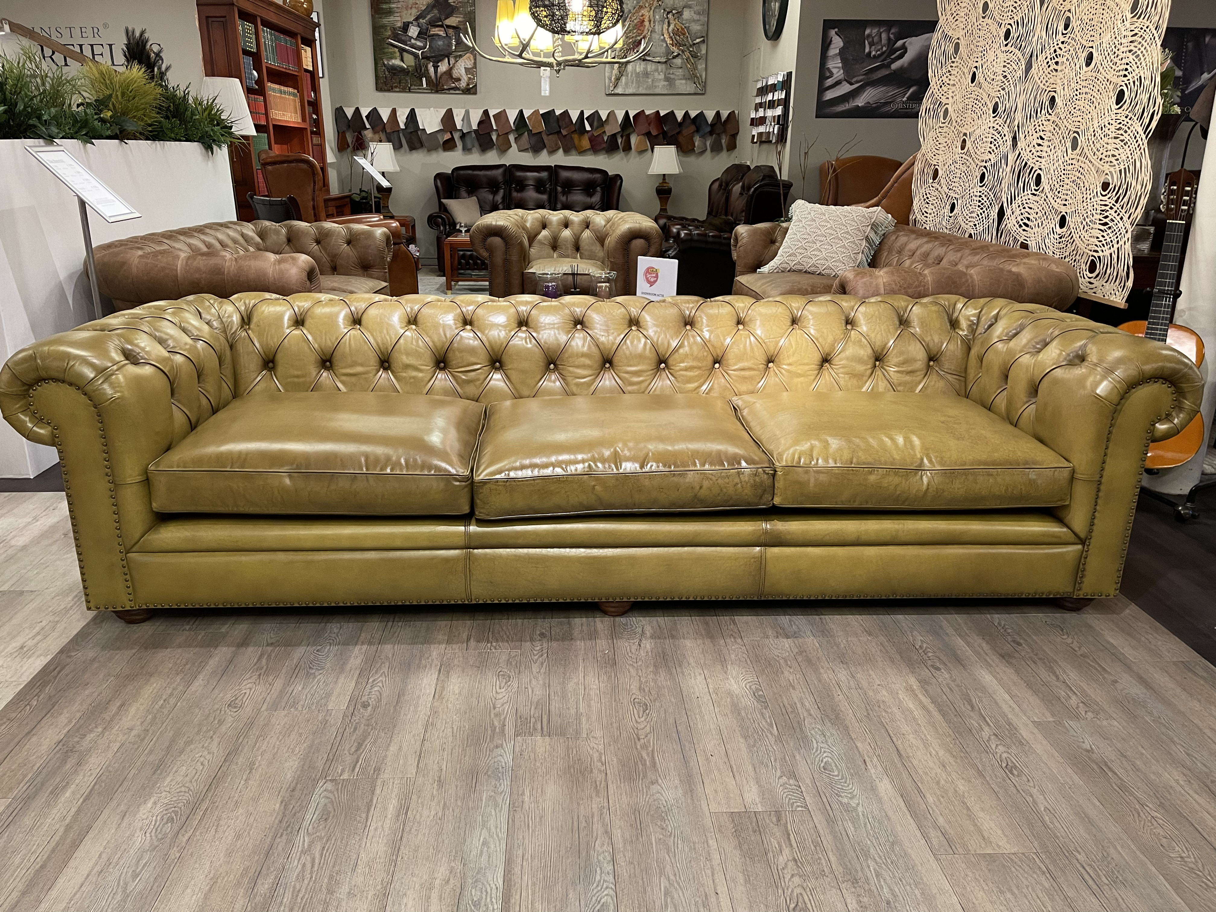 Stoere Industriële Chesterfield Rossendale Xxl Chesterfield 4 Zits Bank In Handwash Mosterd Leder image 8