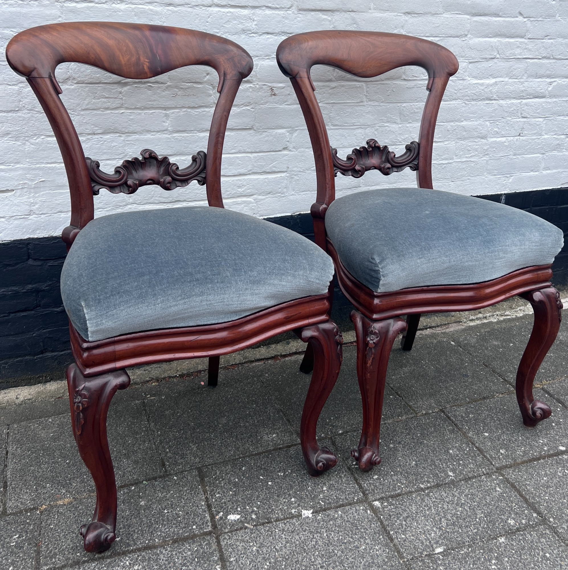 Set Van Twee Antiek Mahonie Stoelen Met Blauwe Stoffering, 47 X 43, Hoog 87 Cm image 4
