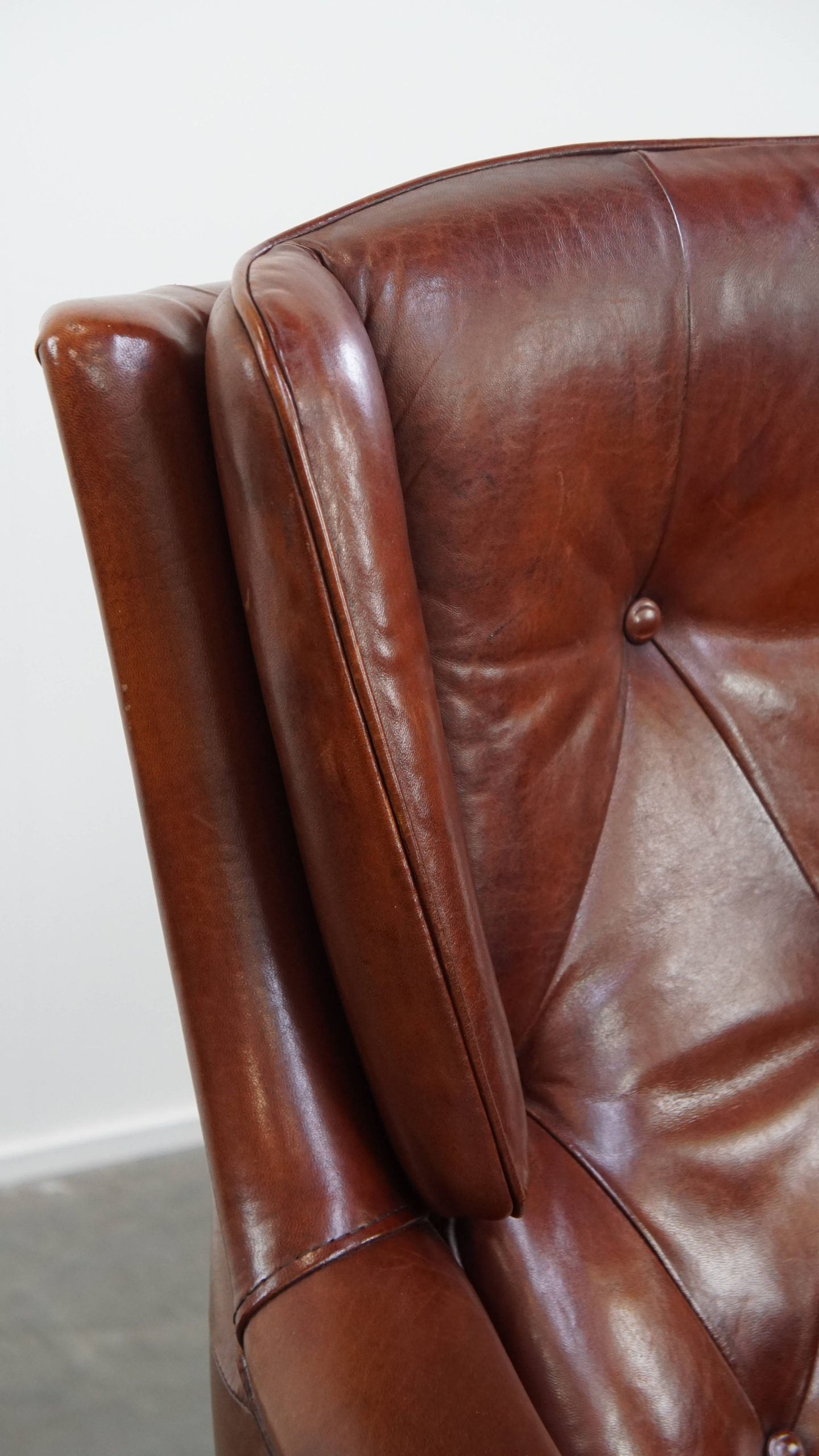 Comfortabele En Karaktervolle Set Van 2 Schapenleren Chesterfield Fauteuils Met Hocker image 14