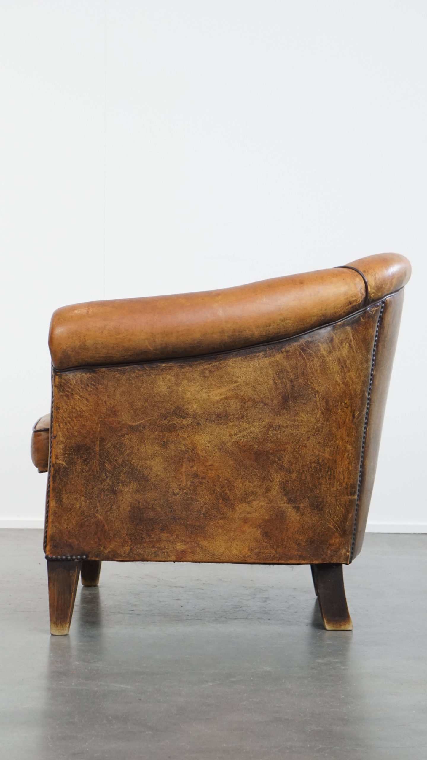 Schapenleren Clubfauteuil In Engelse Stijl Met Karakter En Een Prachtig Patina image 16