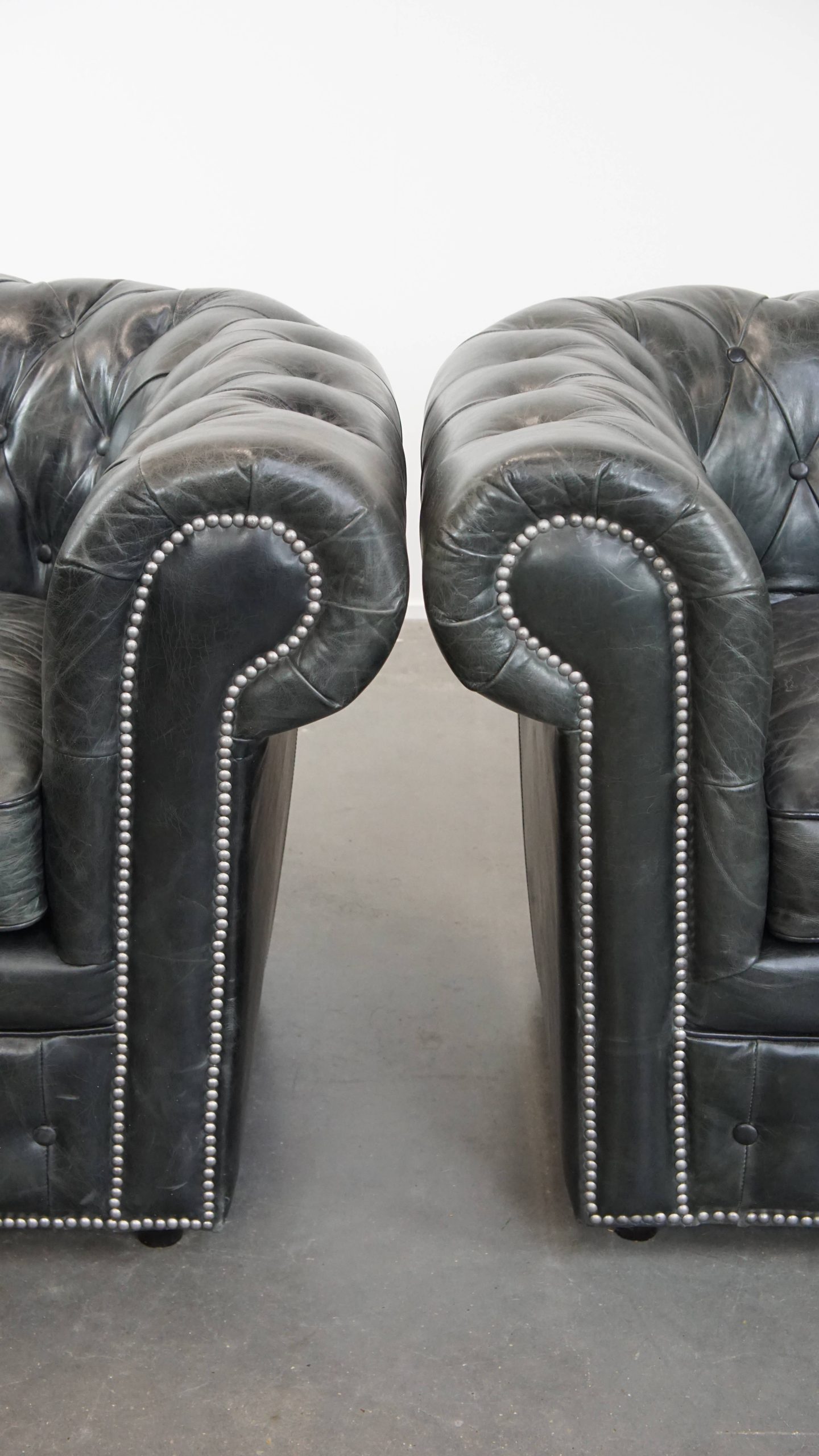 Tijdloze En Klassieke Set Ruime Zwarte Chesterfield Fauteuils Van Karaktervol Generfd Rundleer image 11
