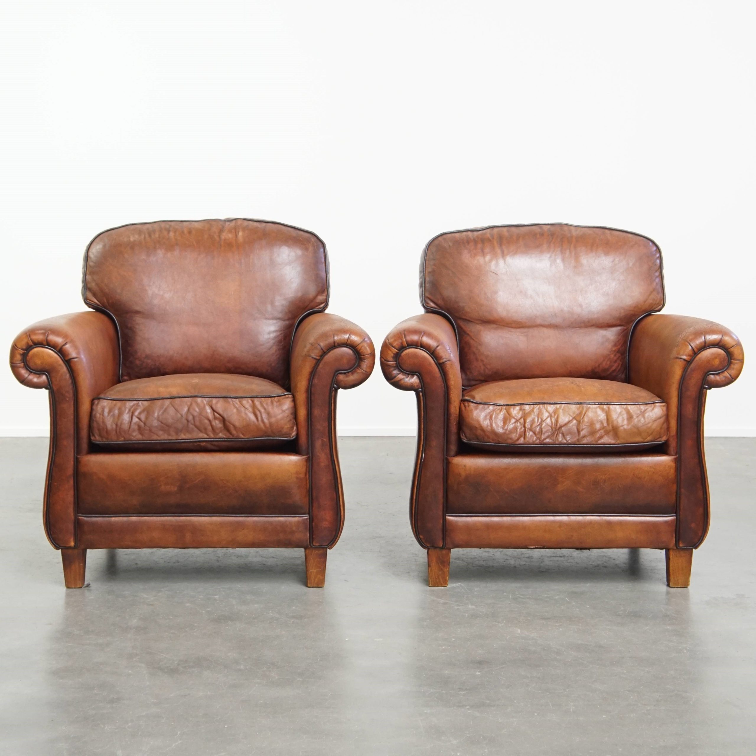 Set Van 2 Schapenleren Armchairs In Engelse Stijl Met Een Unieke Vormgeving En Mooie Kleuren image 2
