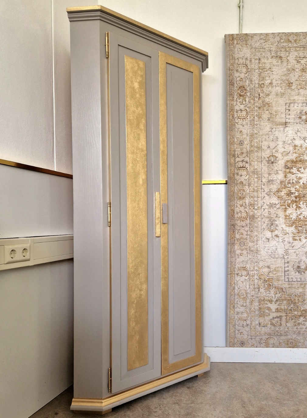 Unieke Handgeschilderde Hoekkast/ Kast In Taupe En Goud image 4