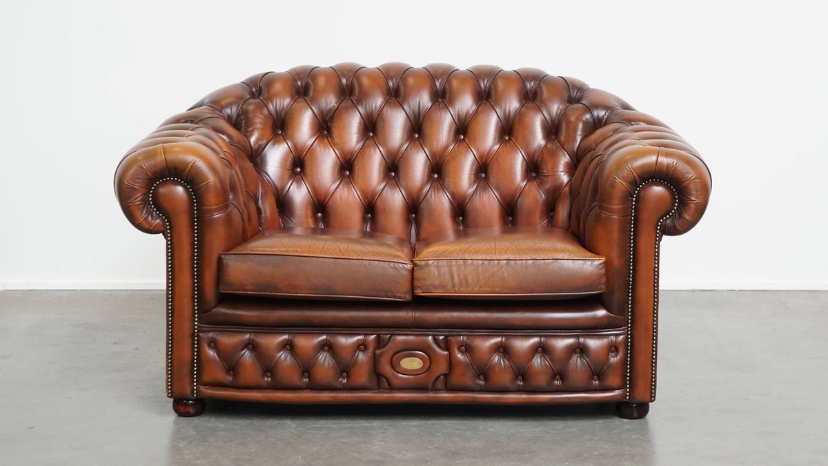 Mooie En Complete Set Van Een 2,5 Zits En 2 Zits Bruine Engelse Rundleren Chesterfield Bank image 2