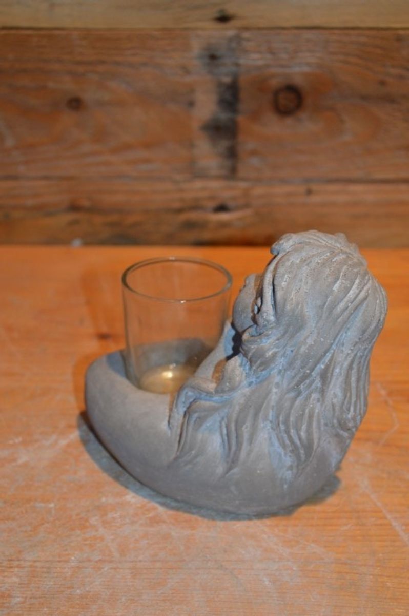 Betonnen Beeldje Van Meisje Met Glaasje Voor Waxinelichtje image 3